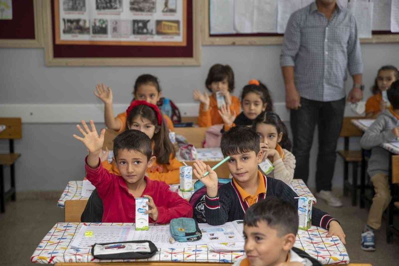 ’Süt senin gurur Mersin’in projesinde 3,5 milyon kutu süt dağıtıldı
