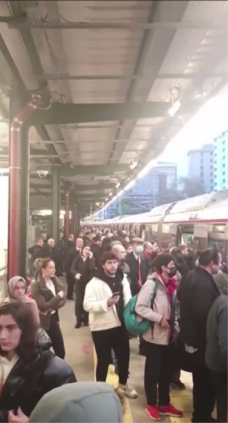 Marmaray’da seferler yapılamadı, duraklarda kalabalık oluştu
