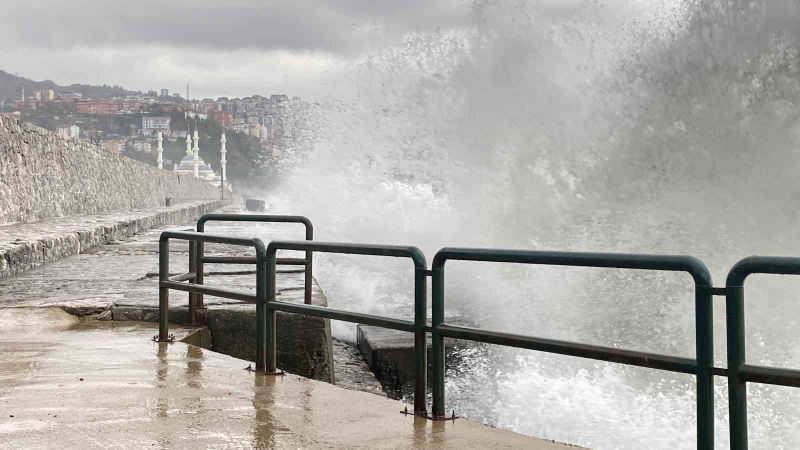 Zonguldak’ta dalgaların boyu 5 metreyi buldu
