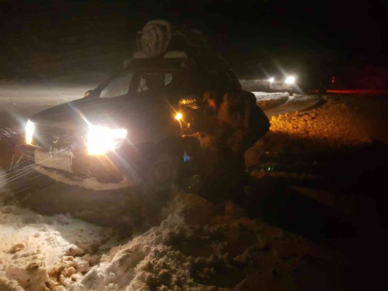 Siirt’te karda mahsur kalan güvenlik korucuları ve vatandaşlar kurtarıldı
