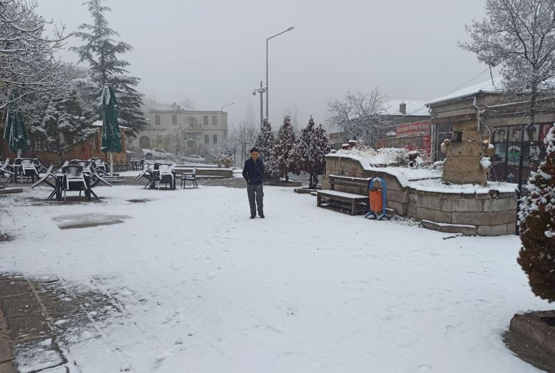 Aksaray’a mevsimin ilk karı yağdı
