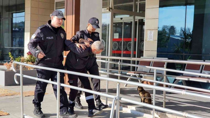 Çantayla vurup motosikleti devirerek 2 kişiyi yaralayan şahıs tutuklandı
