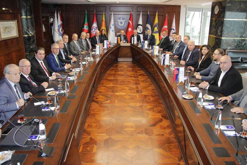 TFF Başkanı Büyükekşi, İzmirli kulüp başkanlarıyla buluştu
