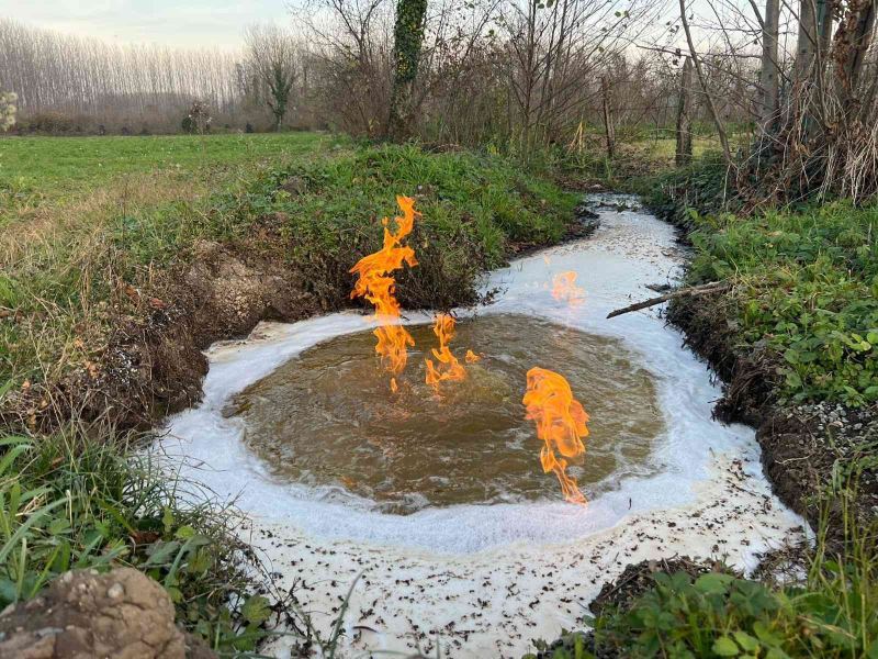 Yanan suyu görenler şaşkına dönüyor
