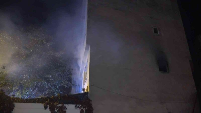 Eşiyle tartışan adam kaldığı daireyi ateşe verdi, dumandan kendisi etkilendi

