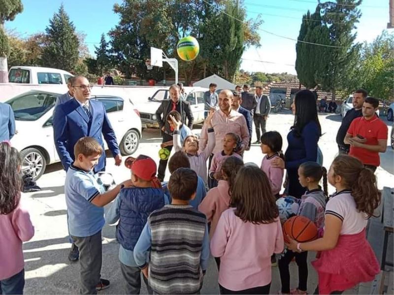 Kaymakam Arıkan çocukları sevindirdi
