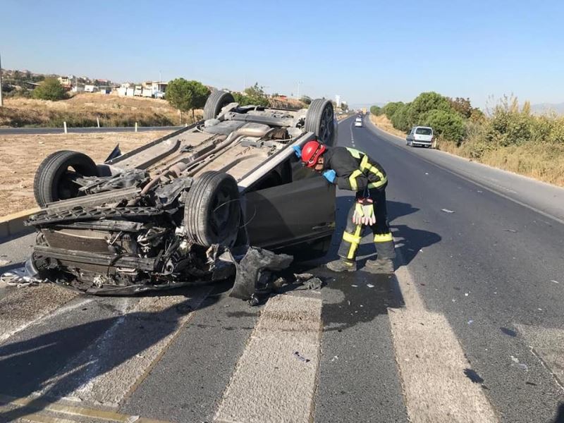 Kavşakta çarpışan otomobillerden biri takla attı: 2 yaralı
