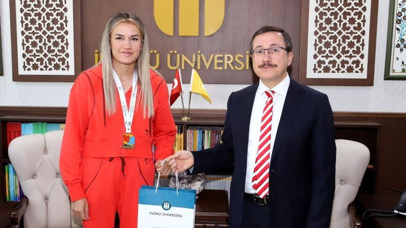 Dünya Boks Şampiyonu Hatice Akbaşın adını taşıyan spor salonu açılacak
