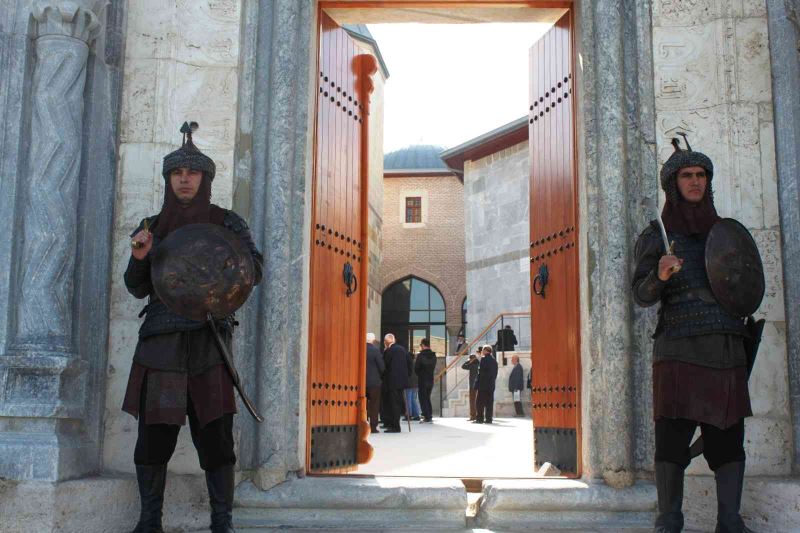 Selçuklu başkenti Konya’da Sultanlar Türbesi’nde her cuma namazı sonrası saygı nöbeti
