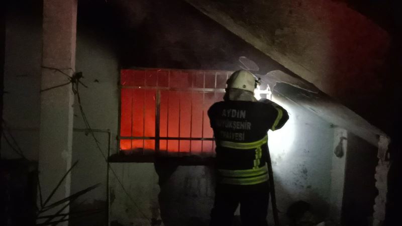 Nazilli’de metruk binada çıkan yangın panikletti
