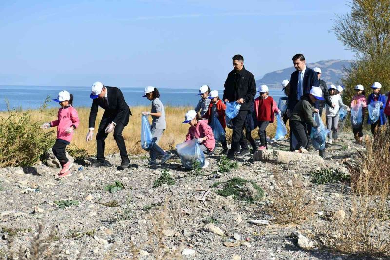 Vali Eğirdir Gölü’nde öğrencilerle çöp topladı
