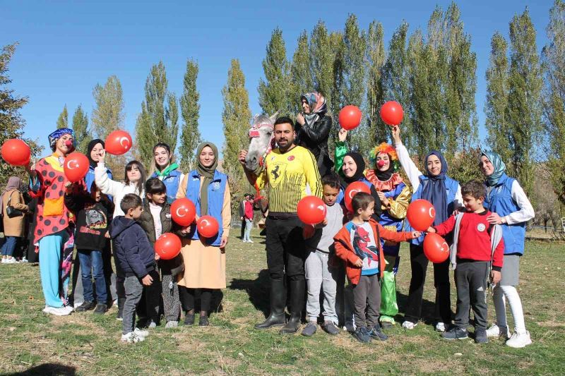 Özel çocukların at binerek ok atarak ata sporlarıyla tanıştığı anlar yüzlerde tebessüm oluşturdu
