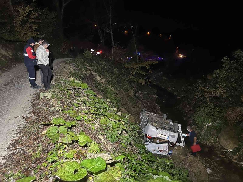 Dağ evinden dönerken otomobil dereye uçtu: 4 yaralı
