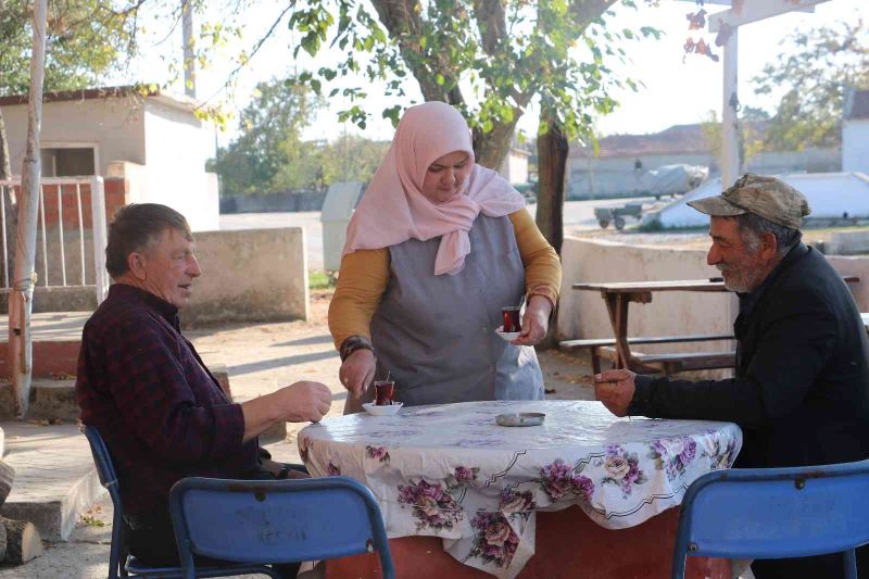 Kahvehaneye kadın eli değdi
