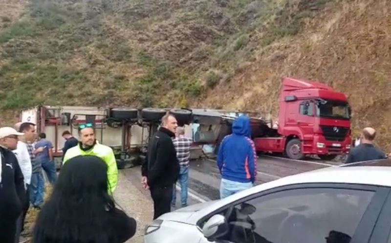 Tır devrildi, Mersin-Antalya yolu 3 saat ulaşıma kapandı
