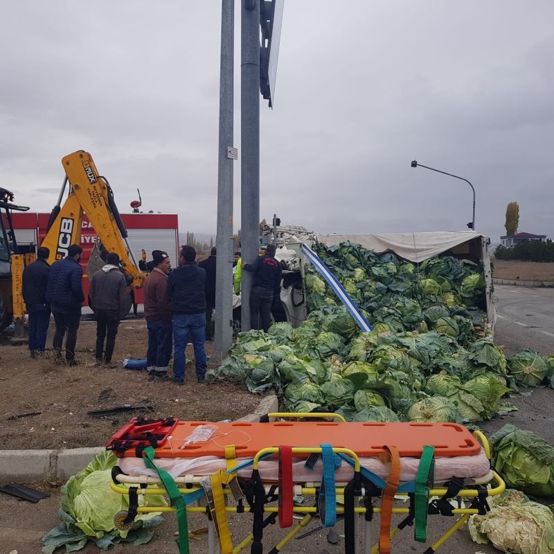 Lahana yüklü kamyonet ile ticari araç çarpıştı: 2 yaralı
