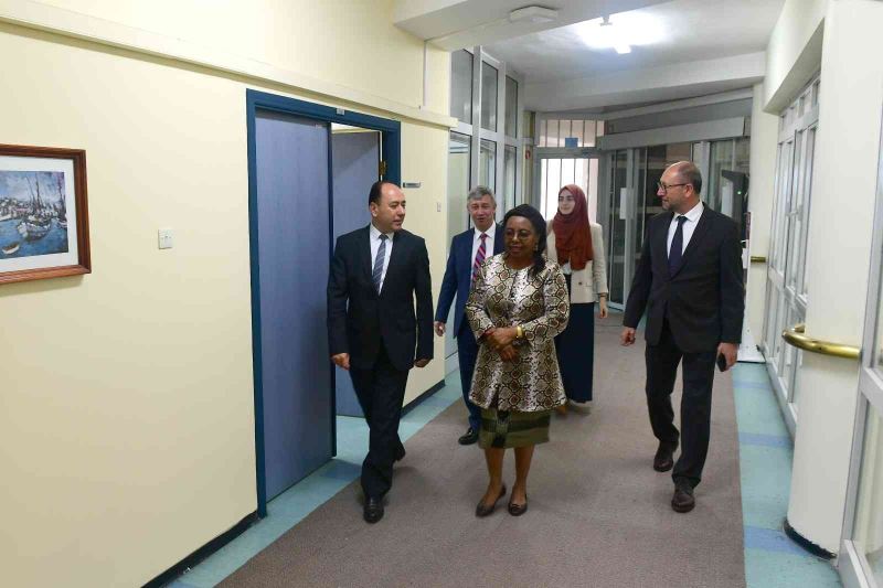 Kamerun Ortaöğretim Bakanı Lyonga ve heyeti Anadolu Üniversitesi’nde
