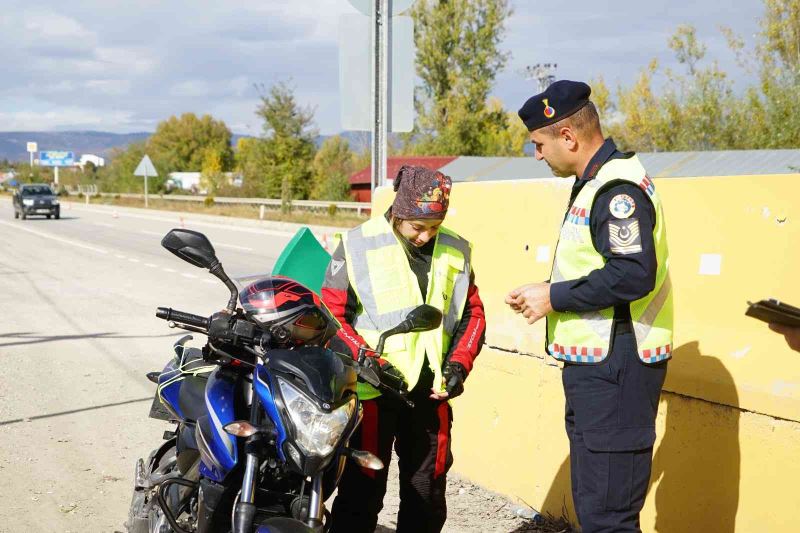 Jandarma ekiplerinden motosiklet sürücülerine reflektif yelek denetimi
