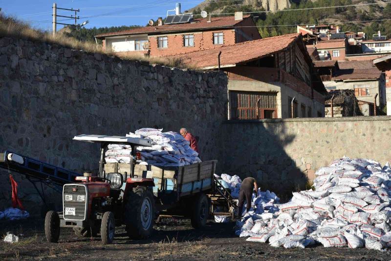 Tosya’da bin 300 aileye 400 ton kömür yardımı yapıldı
