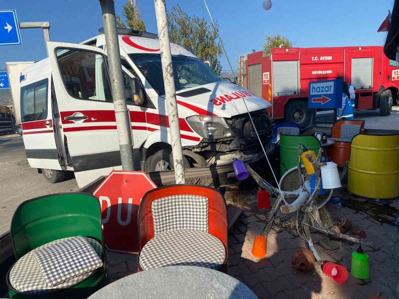 Hasta naklinden dönen ambulans ile kamyon çarpıştı: 4 yaralı
