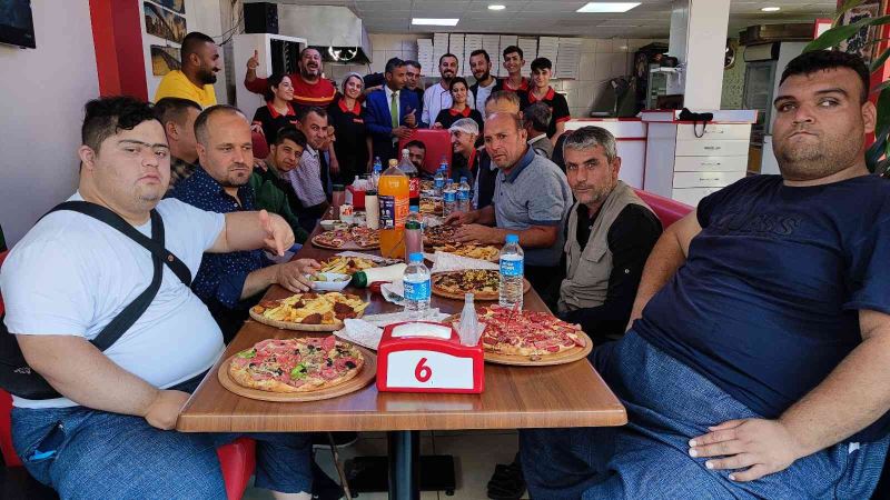 Özel gereksinimli bireyler önlüğü taktı mutfağa girdi, halay eşliğinde hem pişirdi hem de yedi
