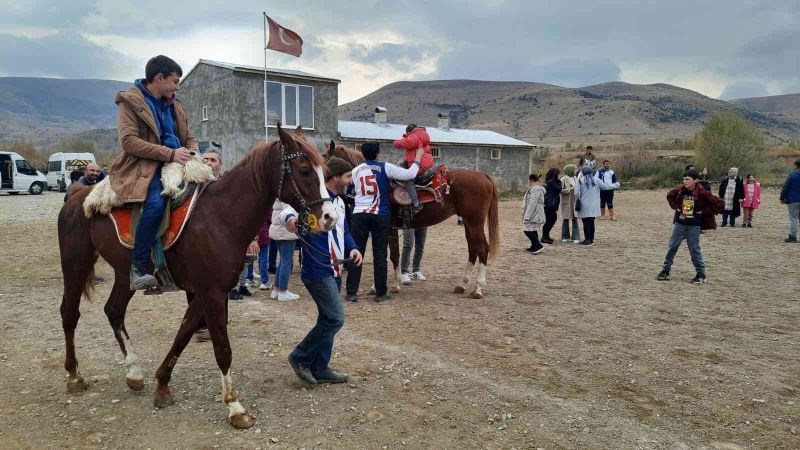 Özel eğitim öğrencileri cirit sahasında
