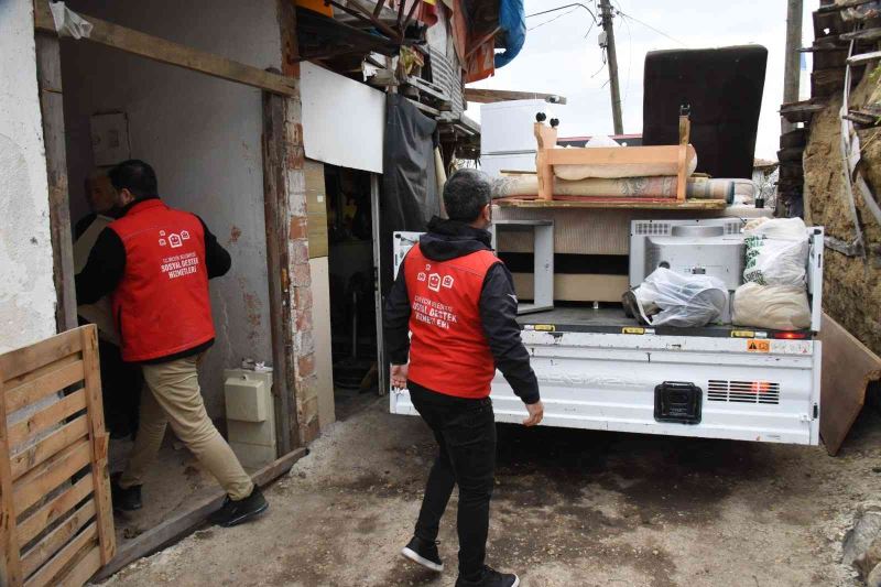 Evi yanan yaşlı kadına belediyeden yardım eli uzandı
