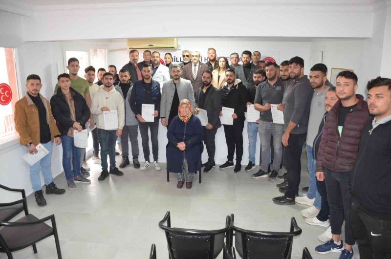 Didim’de MHP’ye üye olan gençlere rozetlerini İl Başkanı Alıcık taktı
