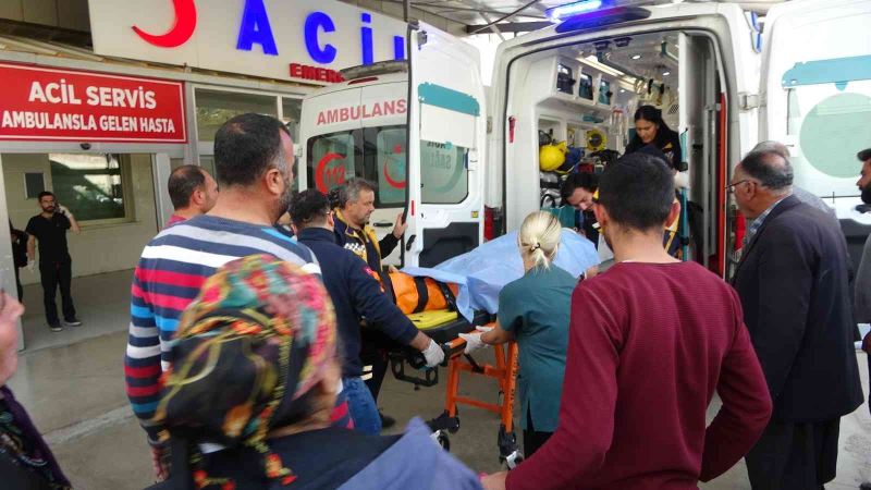 Kozan’da çift römorklu traktör devrildi: 1 ölü, 46 yaralı
