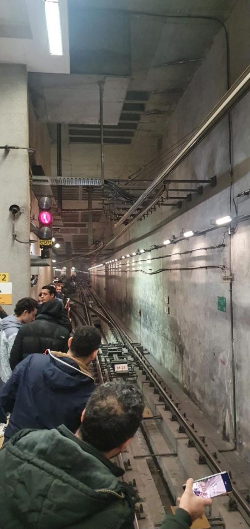 Metro arızalandı, vatandaşlar isyan etti
