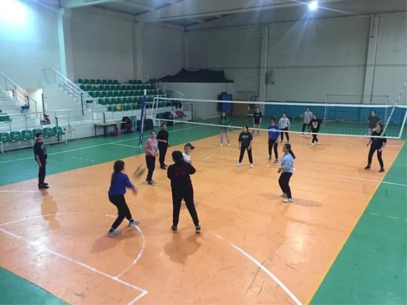 Sarıgöl’de kız öğrencilerine yönelik voleybol kursu açıldı
