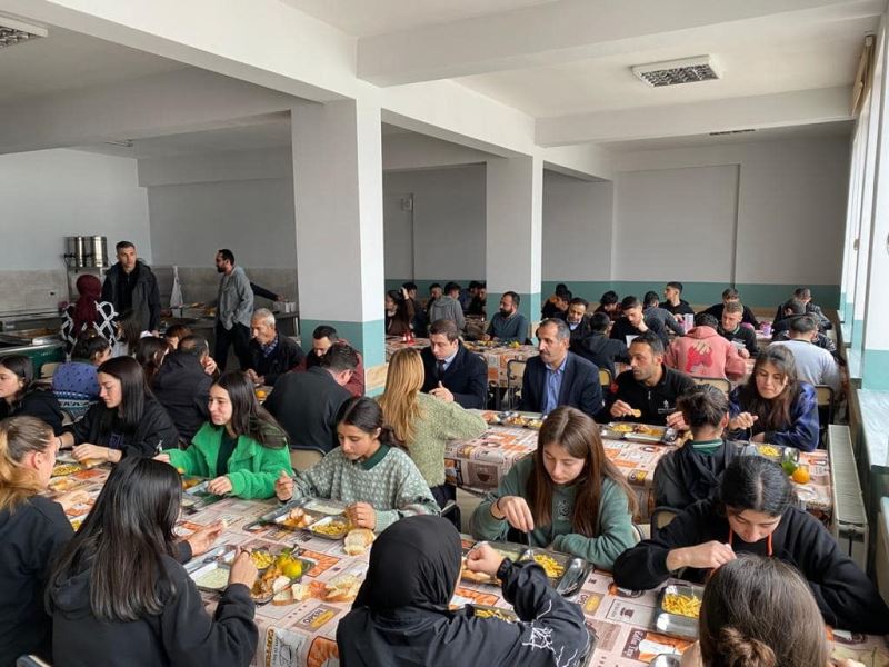Yedisu Kaymakamı Başar, öğle yemeğini okulda öğrencilerle birlikte yedi
