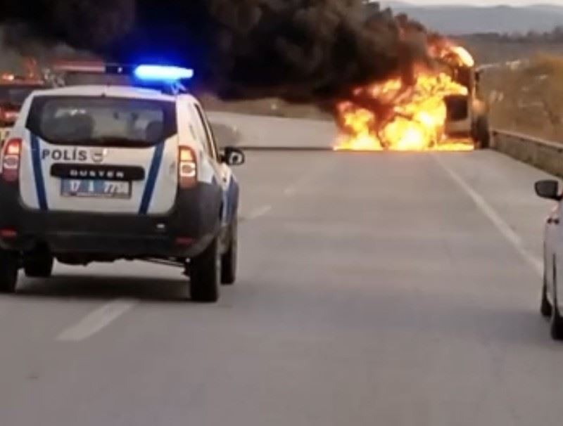 Çanakkale’de seyir halindeki greyder alev alev yandı
