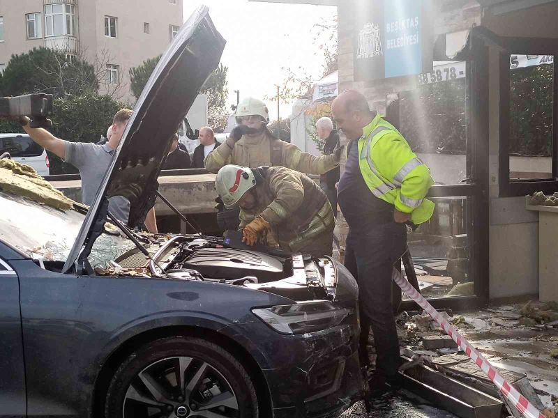 İstanbul’da faciadan dönüldü: Lüks araç taksi durağına daldı
