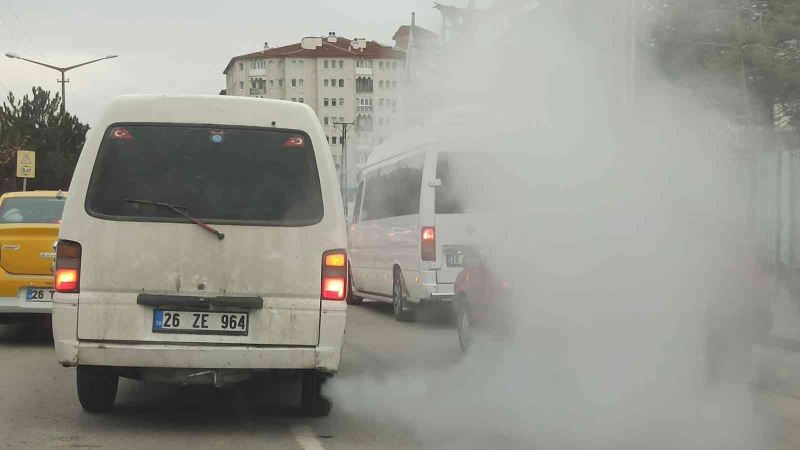 Yoğun duman yayan minibüsün yanındaki araçlar adeta kayboldu
