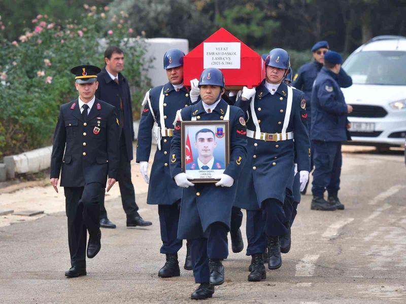 Trafik kazasında hayatını kaybeden askerin naaşı memleketine uğurlandı
