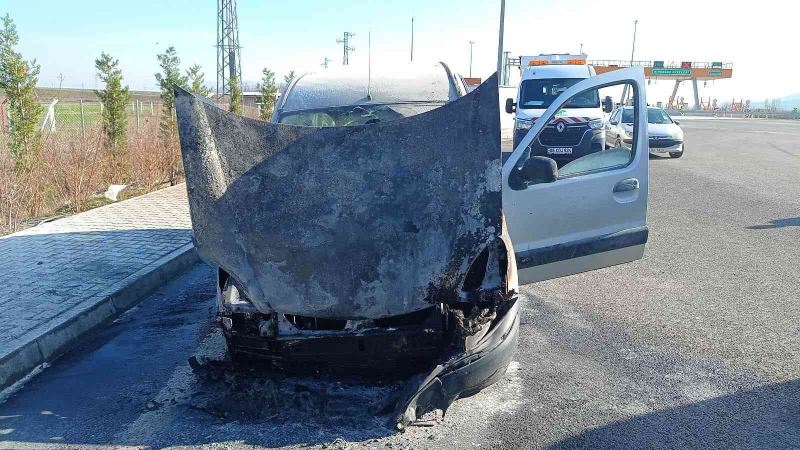 Kırkağaç’ta otomobil seyir halindeyken yandı
