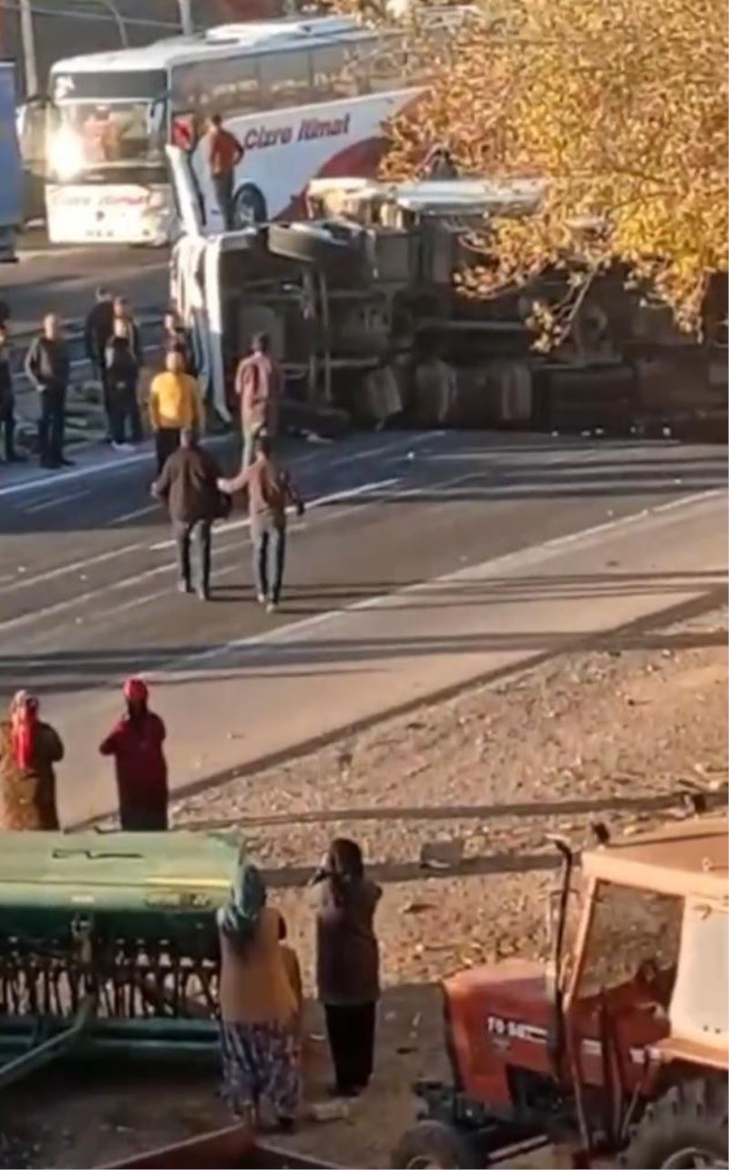 Tır sürücüsü direksiyon hakimiyetini kaybetti, önce çocuğa çarptı sonra yan yattı: 1 ölü, 1 yaralı
