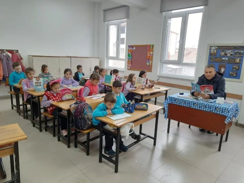 “Atatürk İlkokulu okuyor” projesine idareci, öğretmen ve personel desteği
