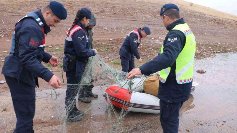 Sulama barajında bin metrelik misina ağı ele geçirildi: Ağa takılan balıklar suya bırakıldı
