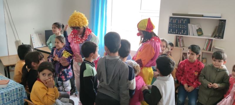 Köy okulundaki çocuklara palyaço sürprizi
