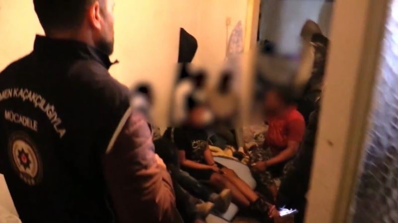 İzmir’de şok evlerine polis baskını: 91 kaçak göçmen ve 5 organizatör yakalandı
