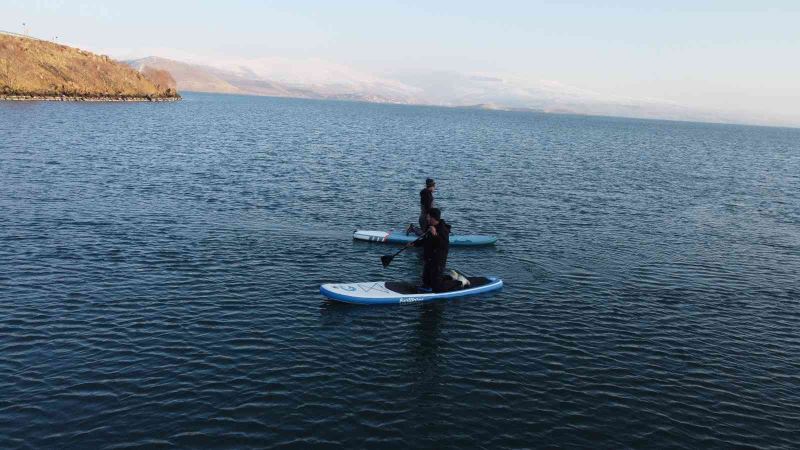 Çıldır Gölü’nde kürek sörfü drone ile görüntülendi
