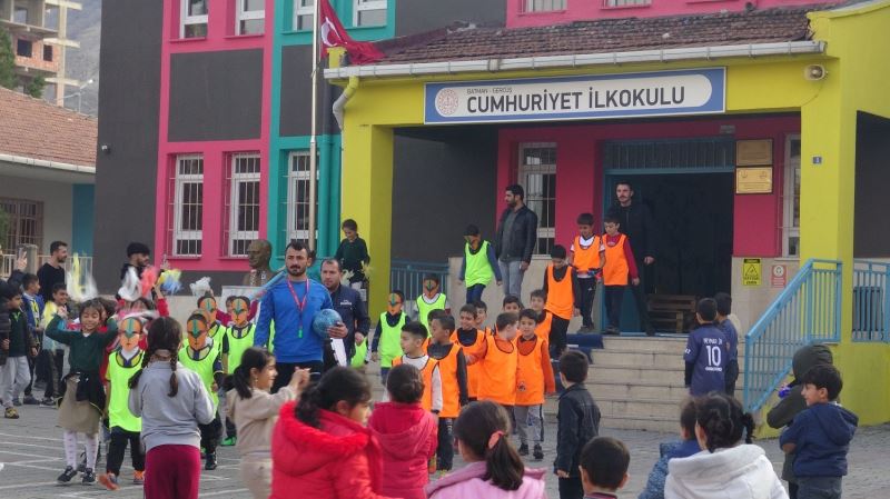 Gercüş’te ilkokul öğrencileri futbol turnuvası düzenledi
