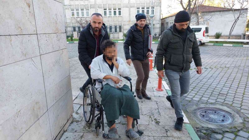 Polisi bıçaklayınca vurulan şahıs tekerlekli sandalye ile adliyeye sevk edildi
