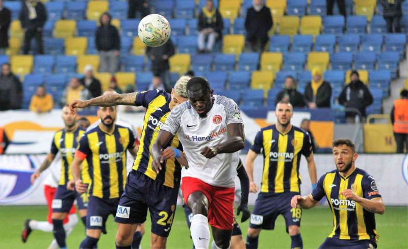 Spor Toto Süper Lig: Ankaragücü: 1 - Ümraniyespor: 1 (İlk yarı)
