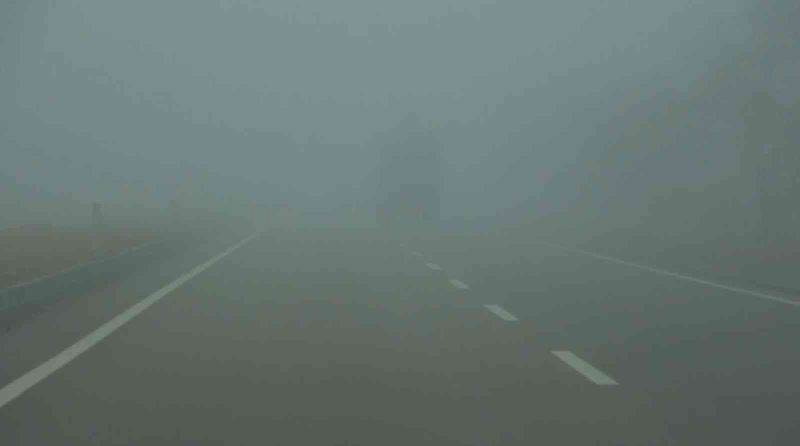 Aksaray’da yoğun sis görüş mesafesini 20 metreye düşürdü
