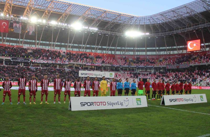 Spor Toto Süper Lig: DG Sivasspor: 0 - Galatasaray: 1 (İlk yarı)
