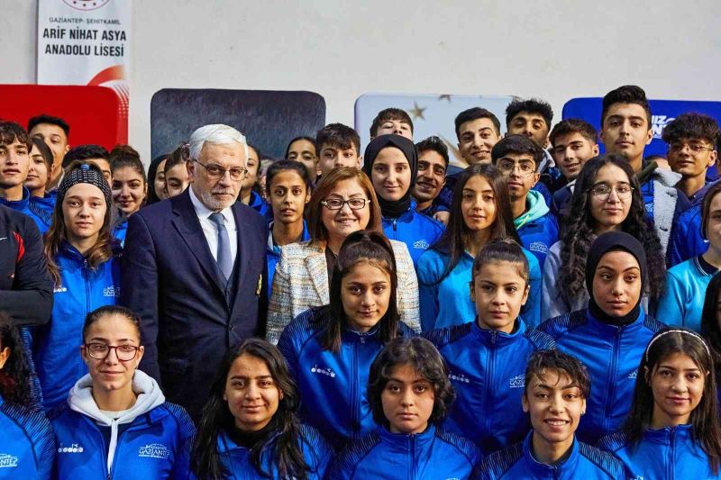 Gaziantep’te lise öğrencilerine eşofman takımı
