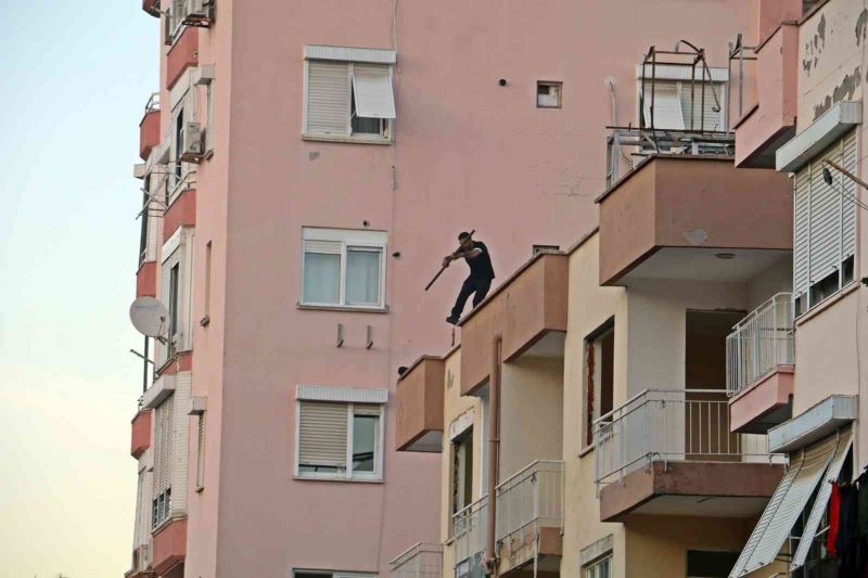 Çatı cambazı,herkese ecel teri döktürdü
